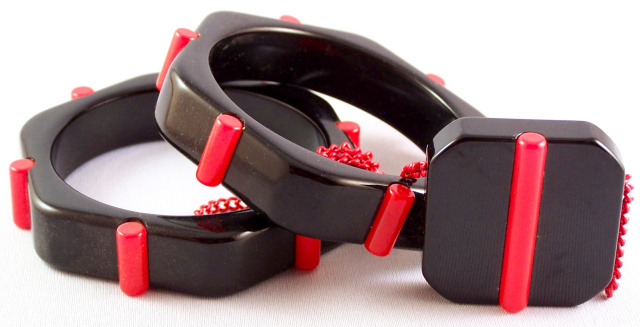 BB136 black/red bakelite bangles